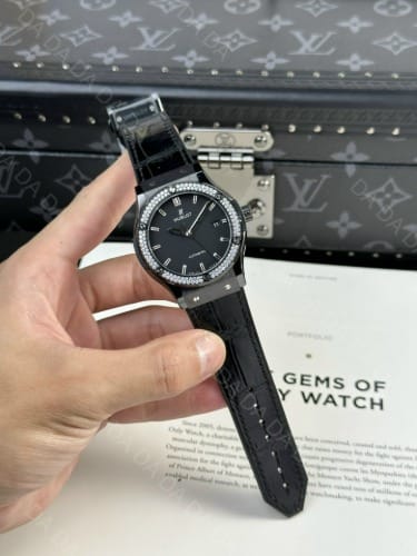 위블로 클래식퓨전 세라믹 다이아베젤 블랙다이얼 가죽러버밴드 42mm