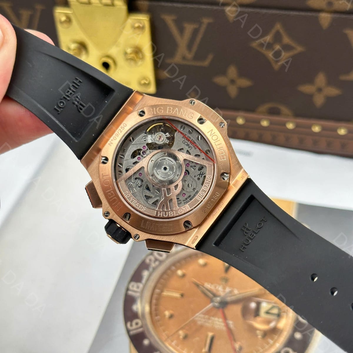 위블로 빅뱅 20주년 킹 골드 세라믹 러버밴드 43mm 13