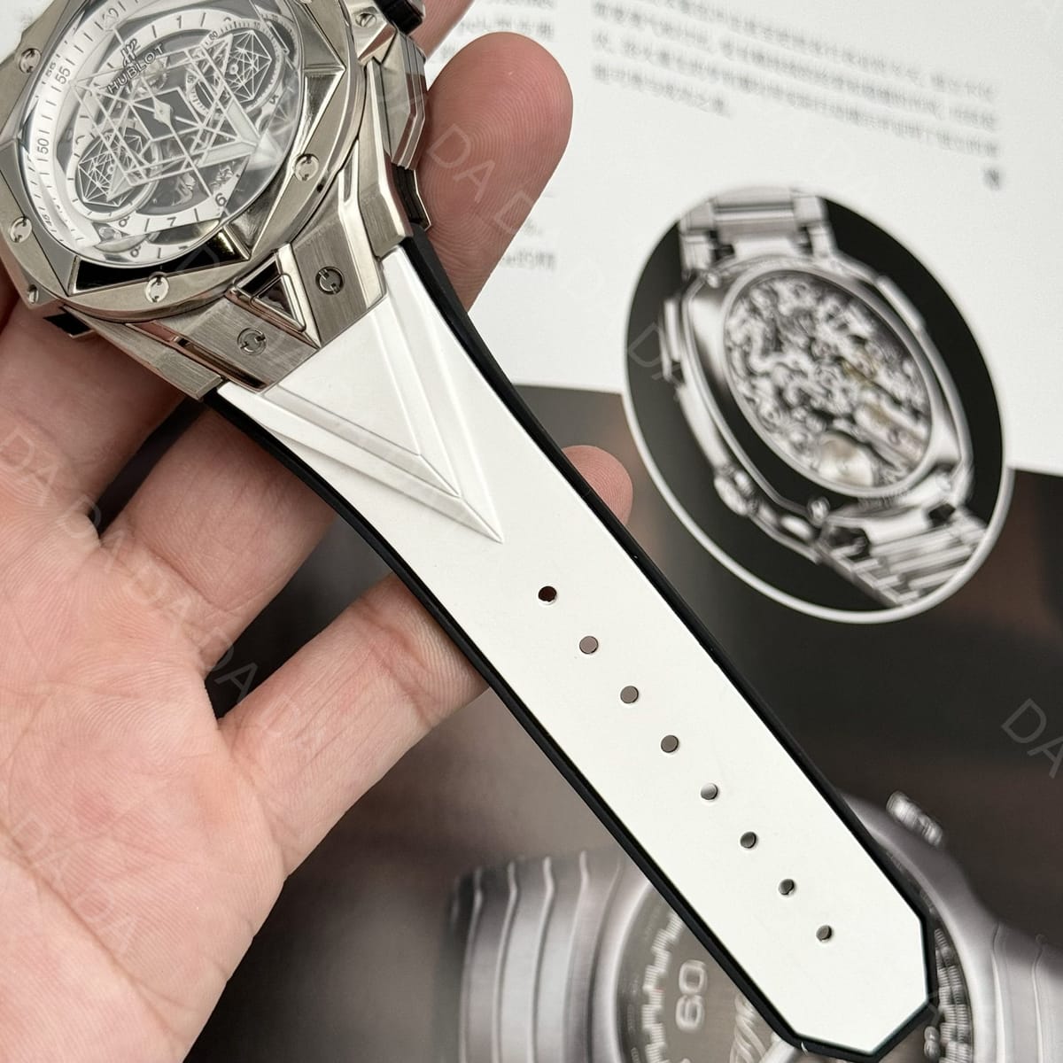 위블로 빅뱅 상블루2 티타늄 화이트다이얼 러버밴드 45mm 9