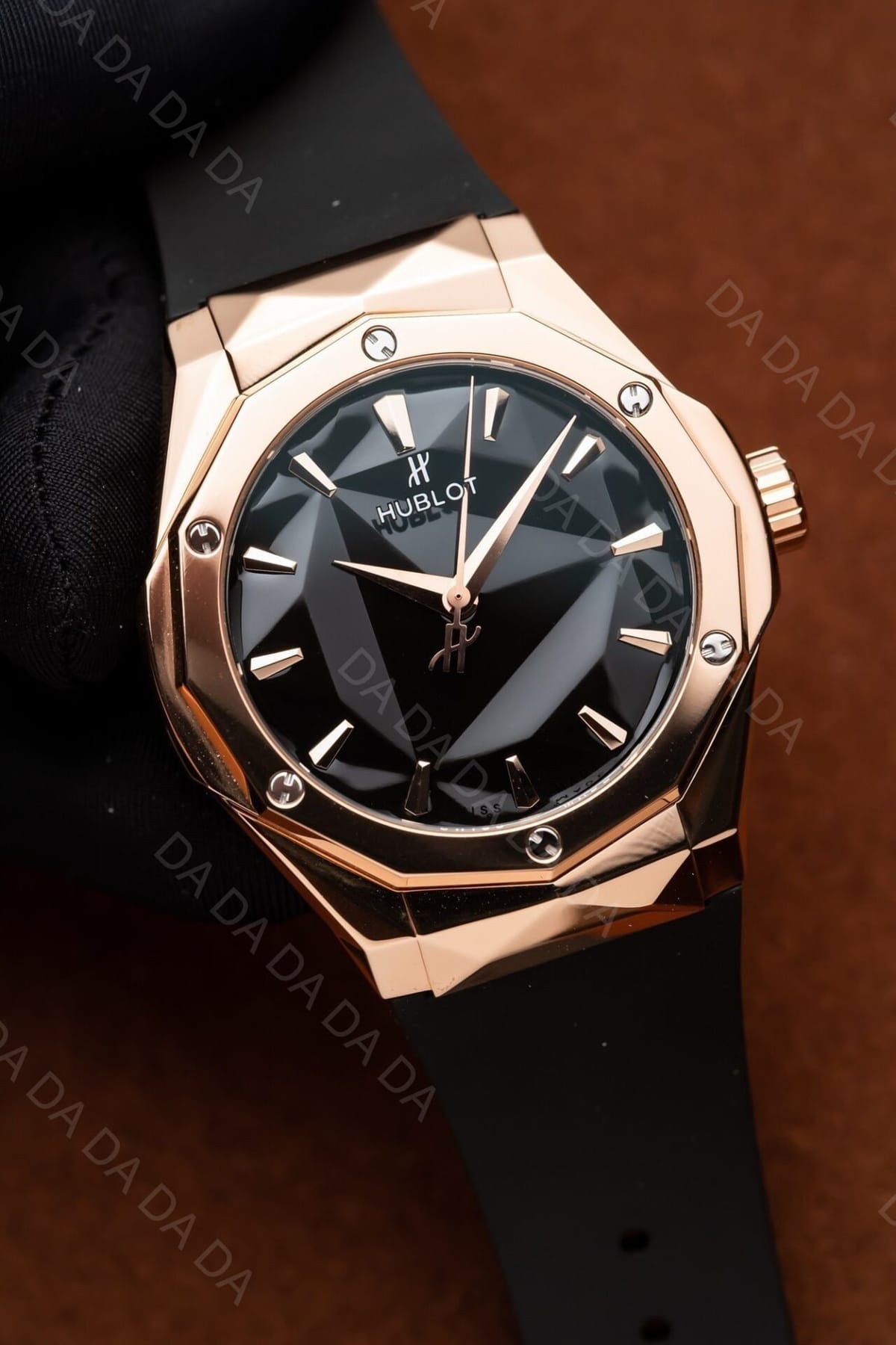 위블로 클래식퓨전 올린스키 킹골드 블랙다이얼 러버밴드 40mm 4