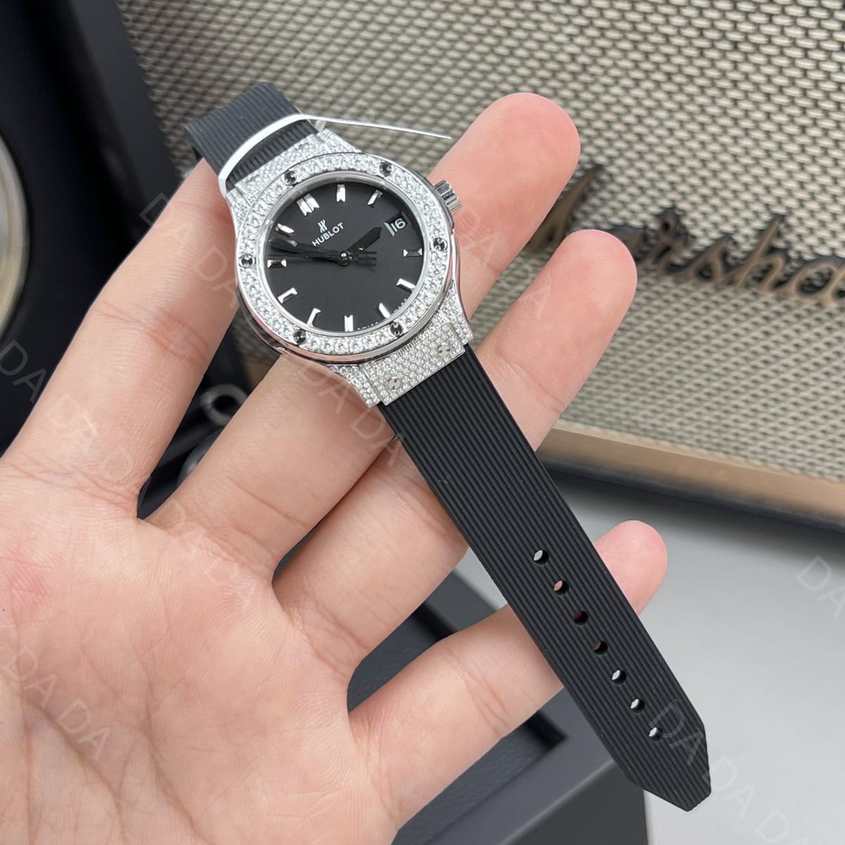 위블로 클래식퓨전 풀다이아셋팅 블랙다이얼 러버밴드 33mm 4