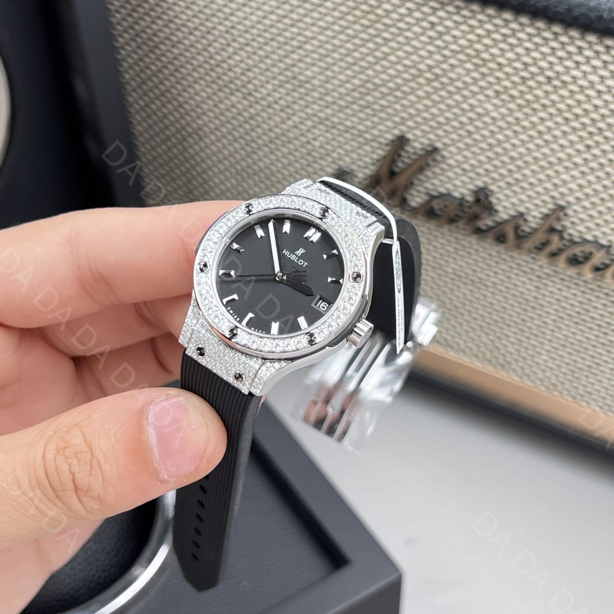 위블로 클래식퓨전 풀다이아셋팅 블랙다이얼 러버밴드 33mm 5