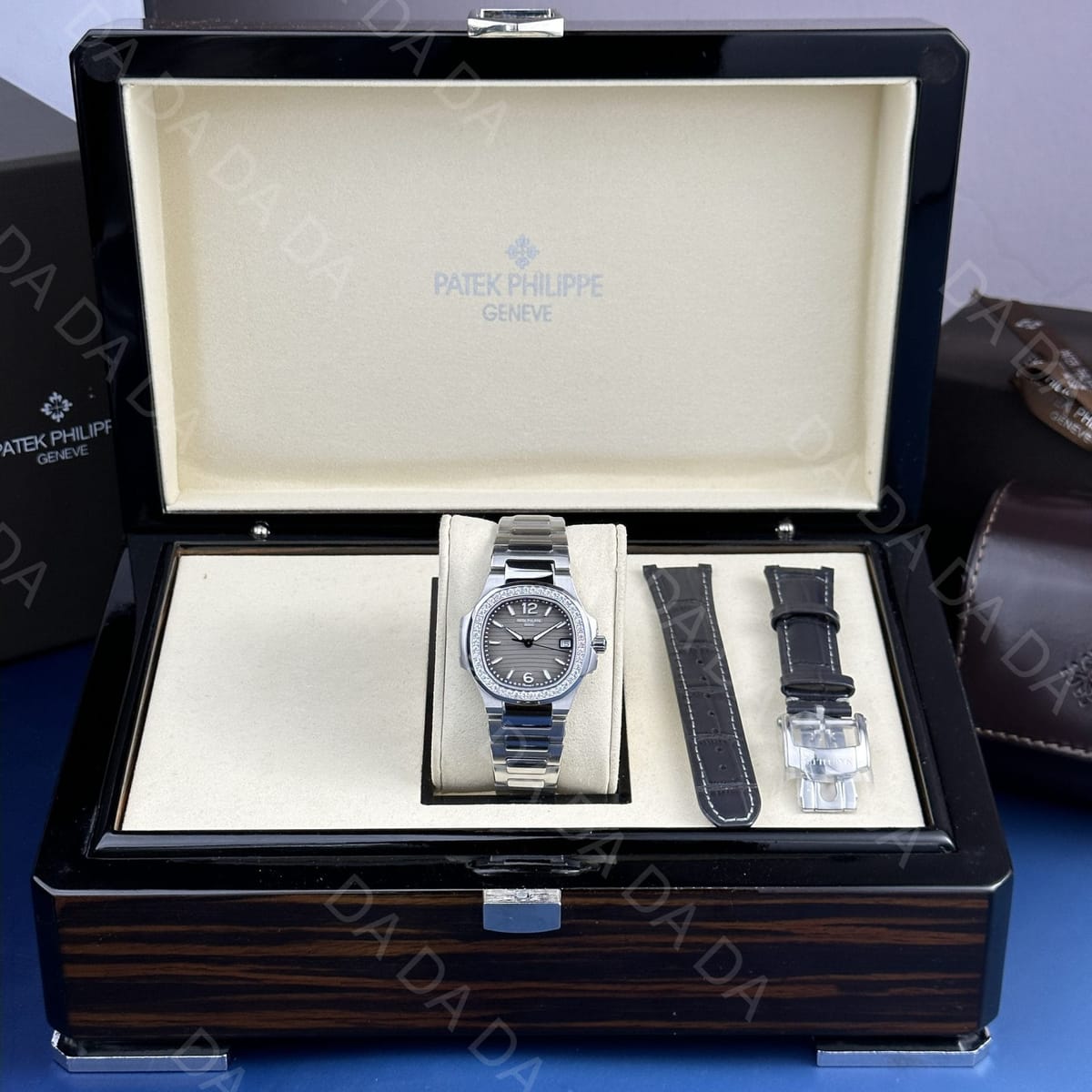파텍필립 노틸러스 7010 그레이다이얼 다이아베젤 32mm 3