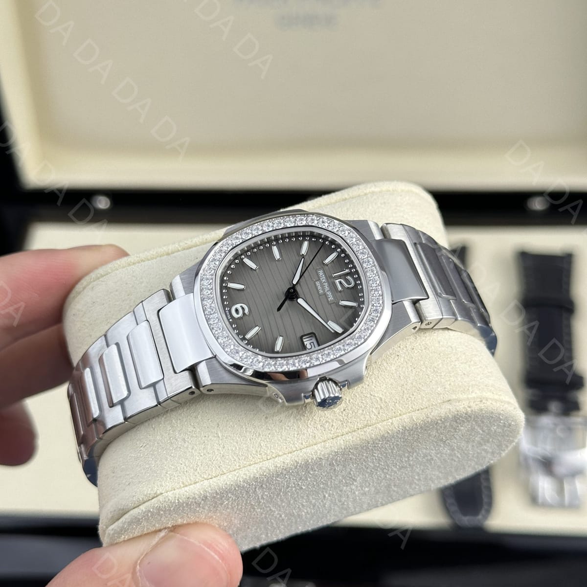 파텍필립 노틸러스 7010 그레이다이얼 다이아베젤 32mm 4