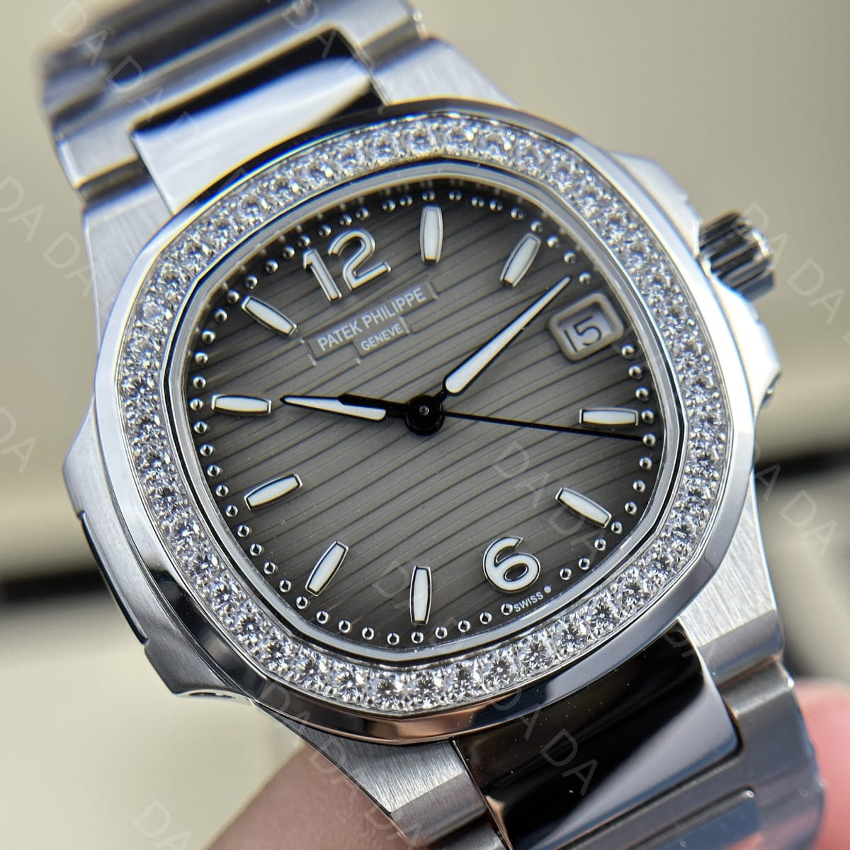 파텍필립 노틸러스 7010 그레이다이얼 다이아베젤 32mm 6