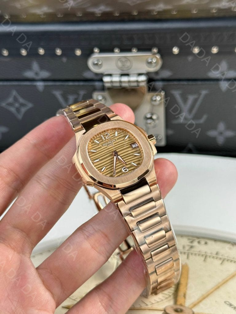 파텍필립 노틸러스 7010 로즈골드 금통 골드다이얼 32mm 4