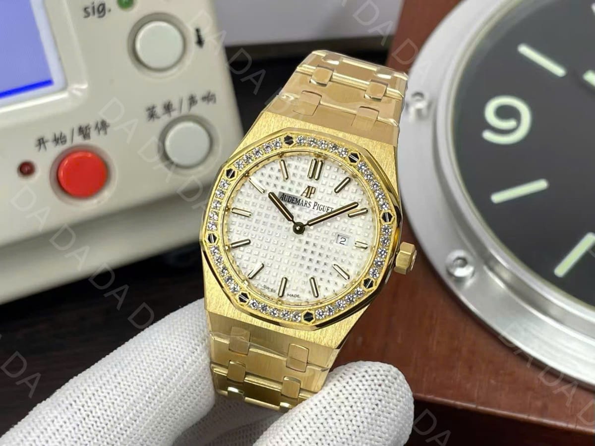 오데마피게 로얄오크 67651 옐로우골드 금통 흰판 다이아베젤 34mm 3